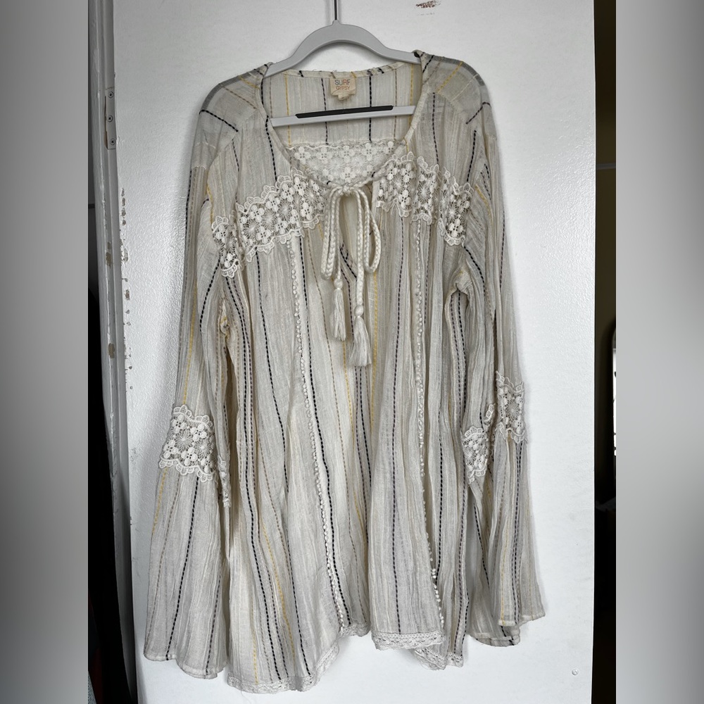 White Surf Gypsy boho blouse embroidered detail with flowy sleeves. Size M